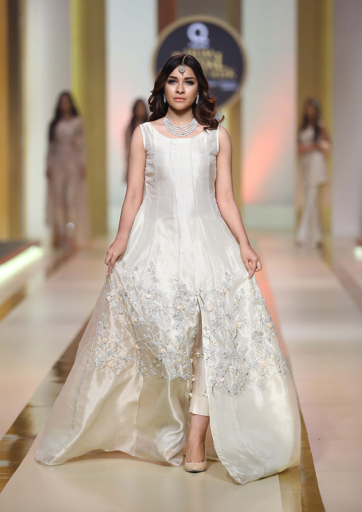 what to wear on pakistani wedding white outfit